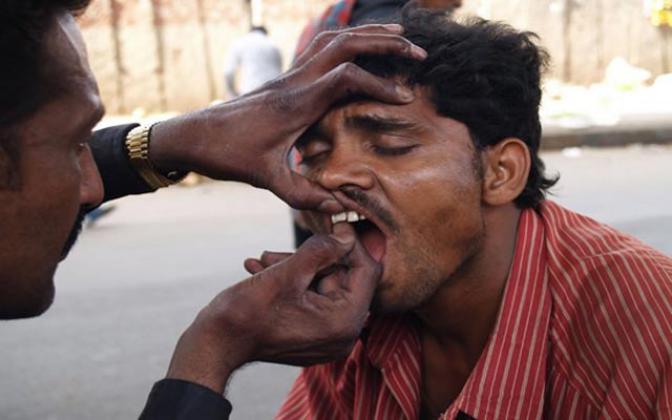 درمان دندان های فقرا هندی توسط  پزشک درخیابان